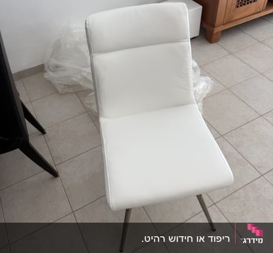 כיסא אוכל מרופד מחדש בריפוד דמוי עור לבן
